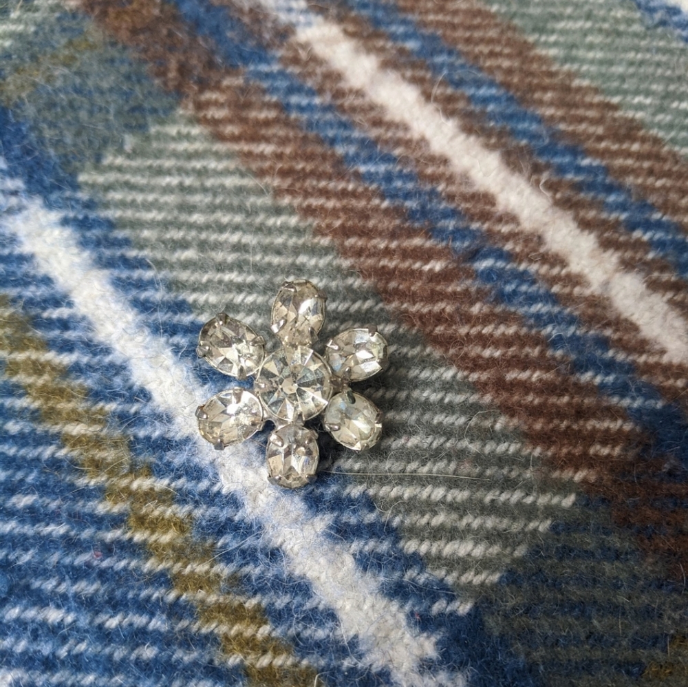 Vintage flower crystal brooch pin